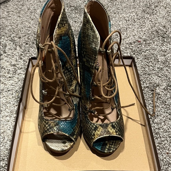 Stylish Snakeskin Lace-Up Heels - Picture 2 of 5